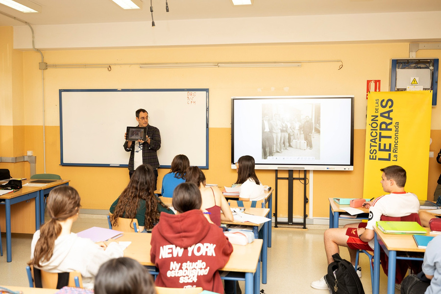 La memoria de la emigración andaluza cobra vida en las aulas con el taller ‘Raíles y Maletas’