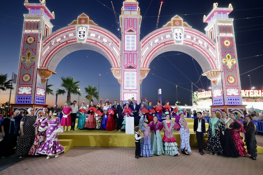 El Alumbrado inaugura un cielo de farolillos y bombillas que da inicio a la Feria del Abrazo
