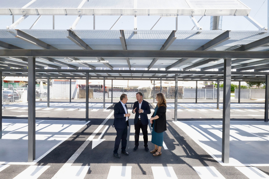 El Ayuntamiento instala en la piscina cubierta un innovador sistema de energía solar por aire para calentar el agua