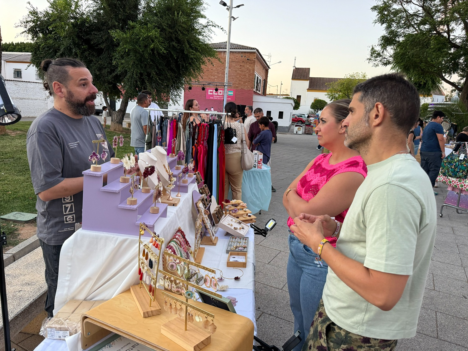 La primera Shopping Night llena de compras, música y ambiente el Bulevar Almonazar
