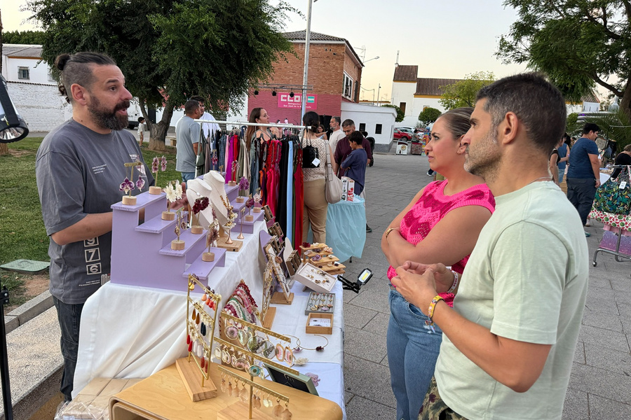 La primera Shopping Night llena de compras, música y ambiente el Bulevar Almonazar