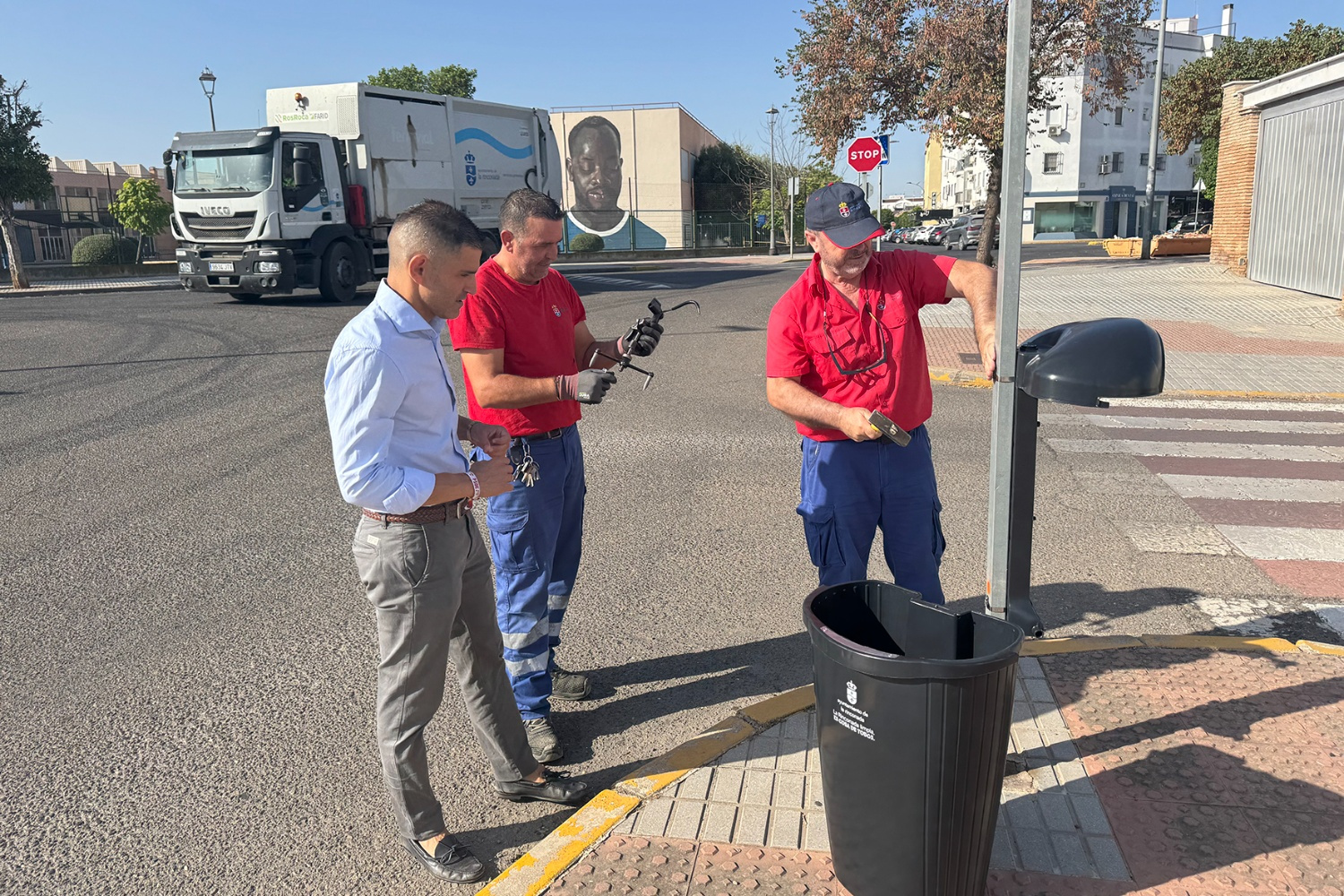Servicios Generales instala 200 nuevas papeleras en distintos puntos del municipio