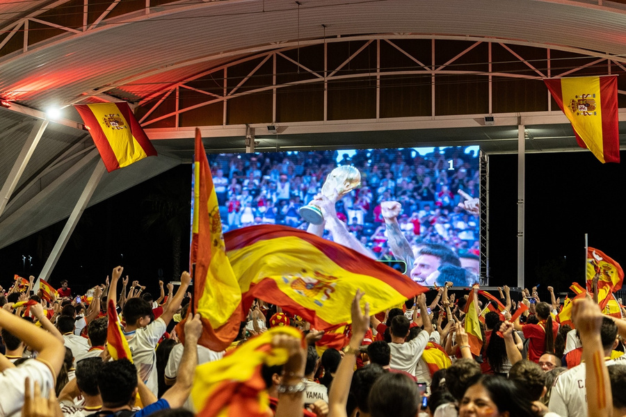 Más de 3.000 personas celebran el triunfo de España en el Mundial en El Abrazo