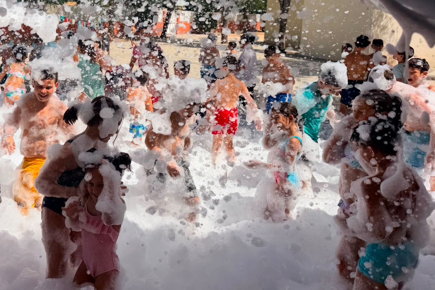 El Campamento Urbano se despide entre bailes, convivencia y una gran fiesta de la espuma