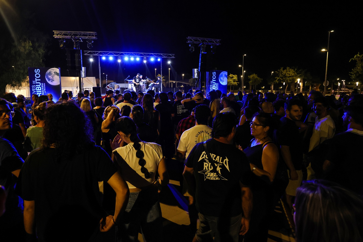 Más de 1.000 personas vibran en El Abrazo con el tributo a Extremoduro