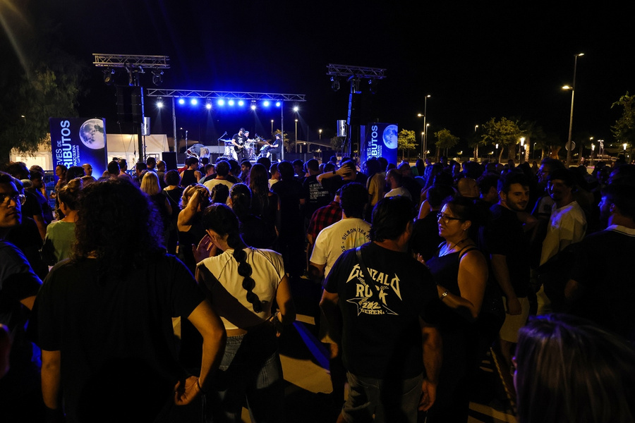 Más de 1.000 personas vibran en El Abrazo con el tributo a Extremoduro