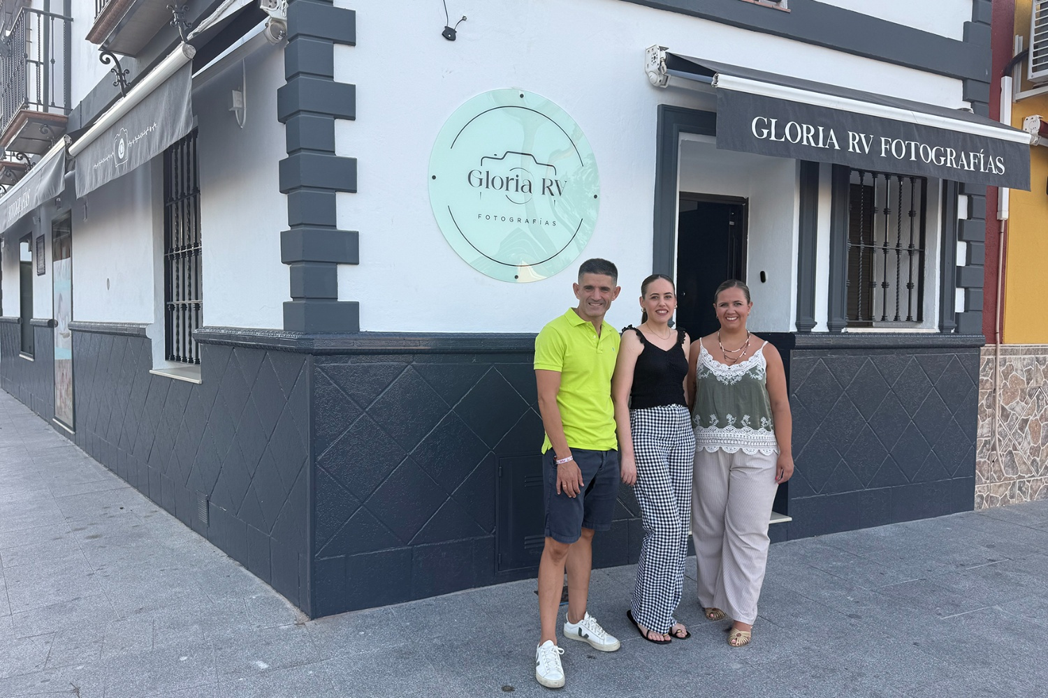 Gloria RV Fotografías afianza su proyecto con una nueva ubicación en un local emblemático de La Rinc