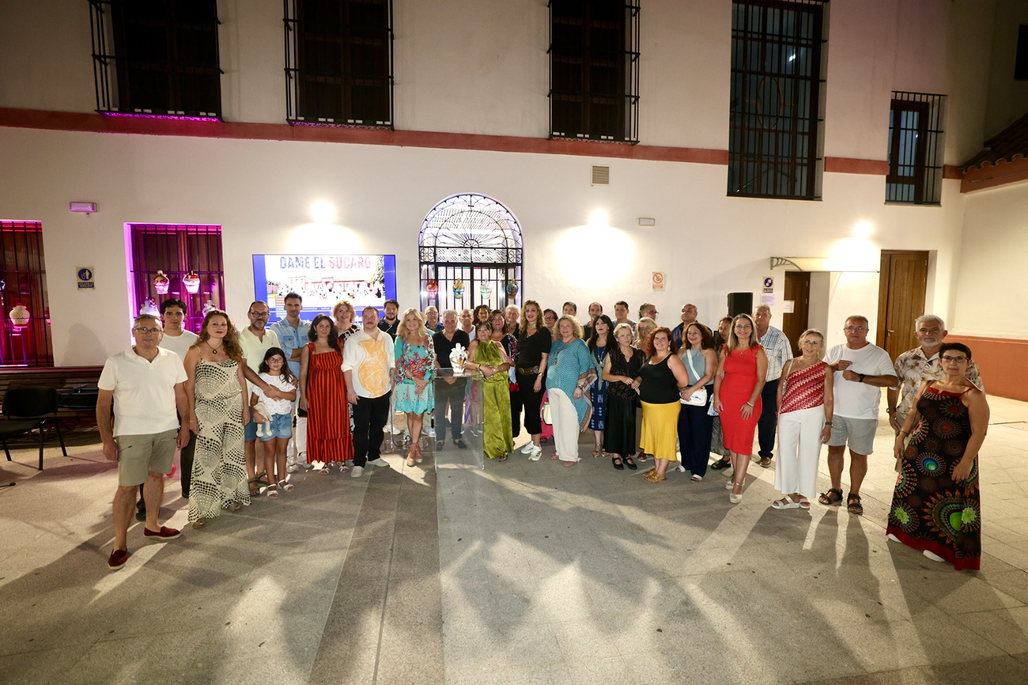 50 búcaros intervenidos por medio centenar de artistas se reúnen en una exposición en la Hacienda Sa