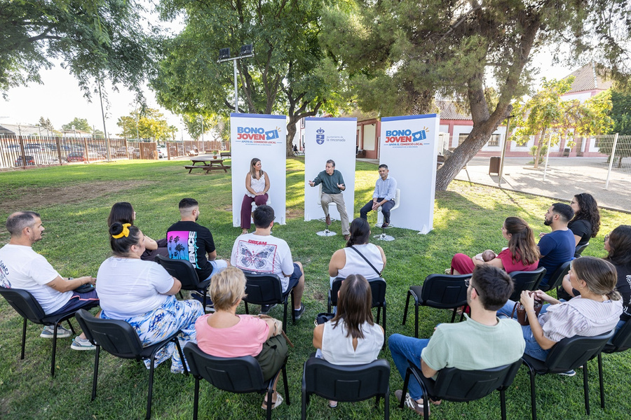 Entregados a más de un millar de jóvenes los bonos para comprar en el comercio local
