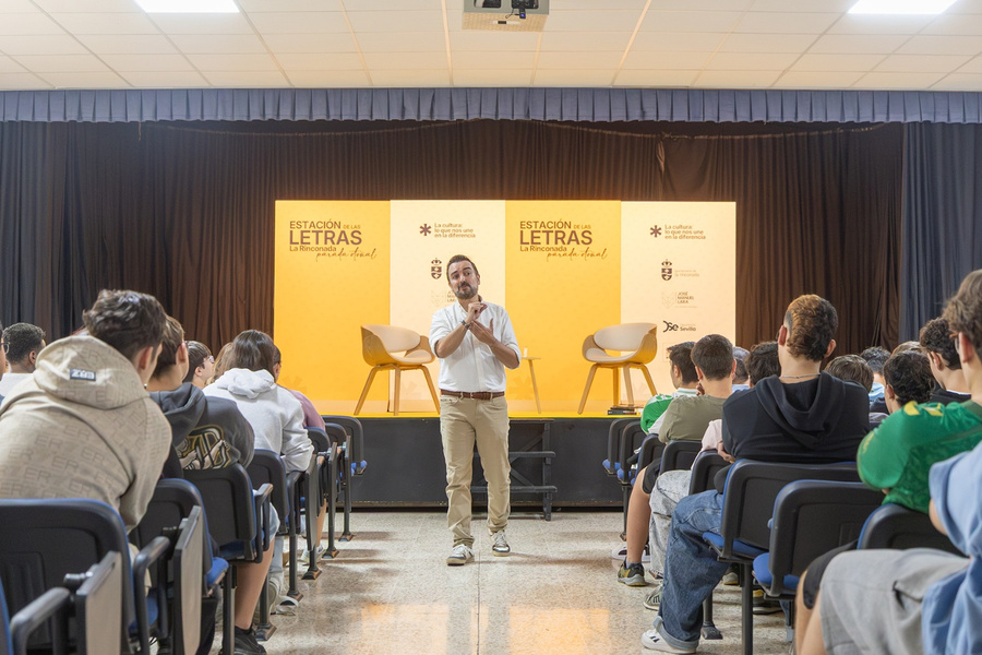 El escritor Daniel Blanco cierra el Ciclo de Novela Juvenil en el IES Miguel de Mañara