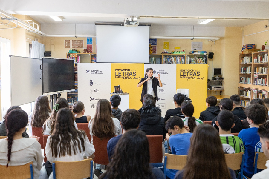 La actriz María Martínez de Tejada protagoniza un encuentro con alumnado de la ESO del IES Antonio de Ulloa